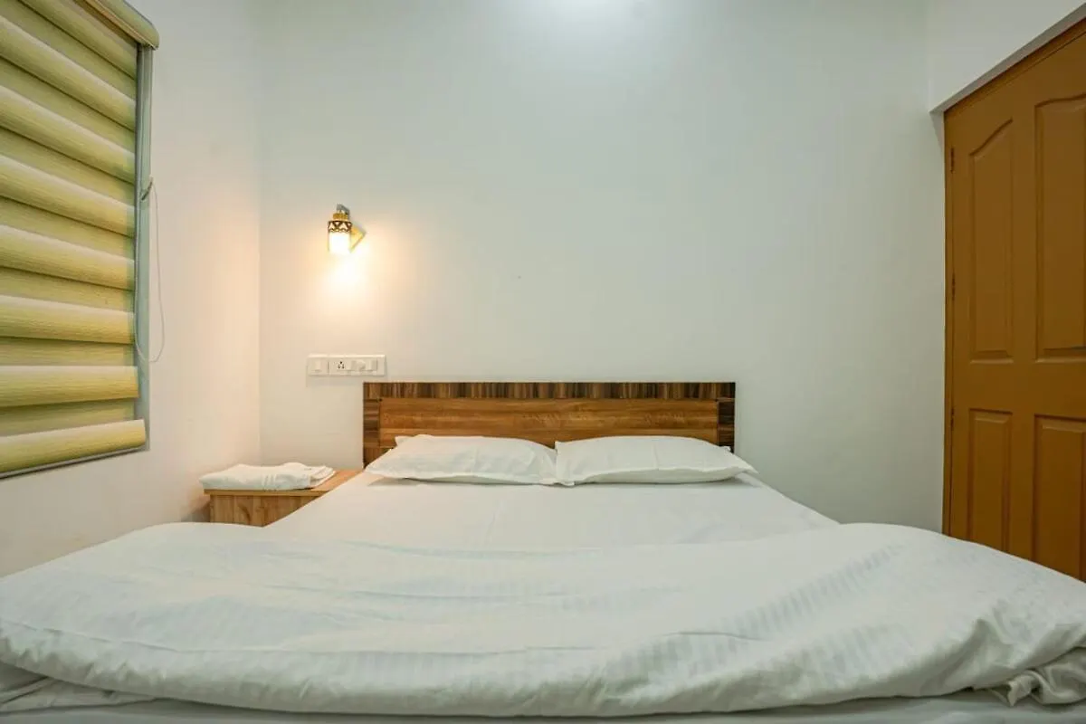 Anaviratty Yellow Leaves Home Stay- 3Bhk Luxury Villa בית נופש