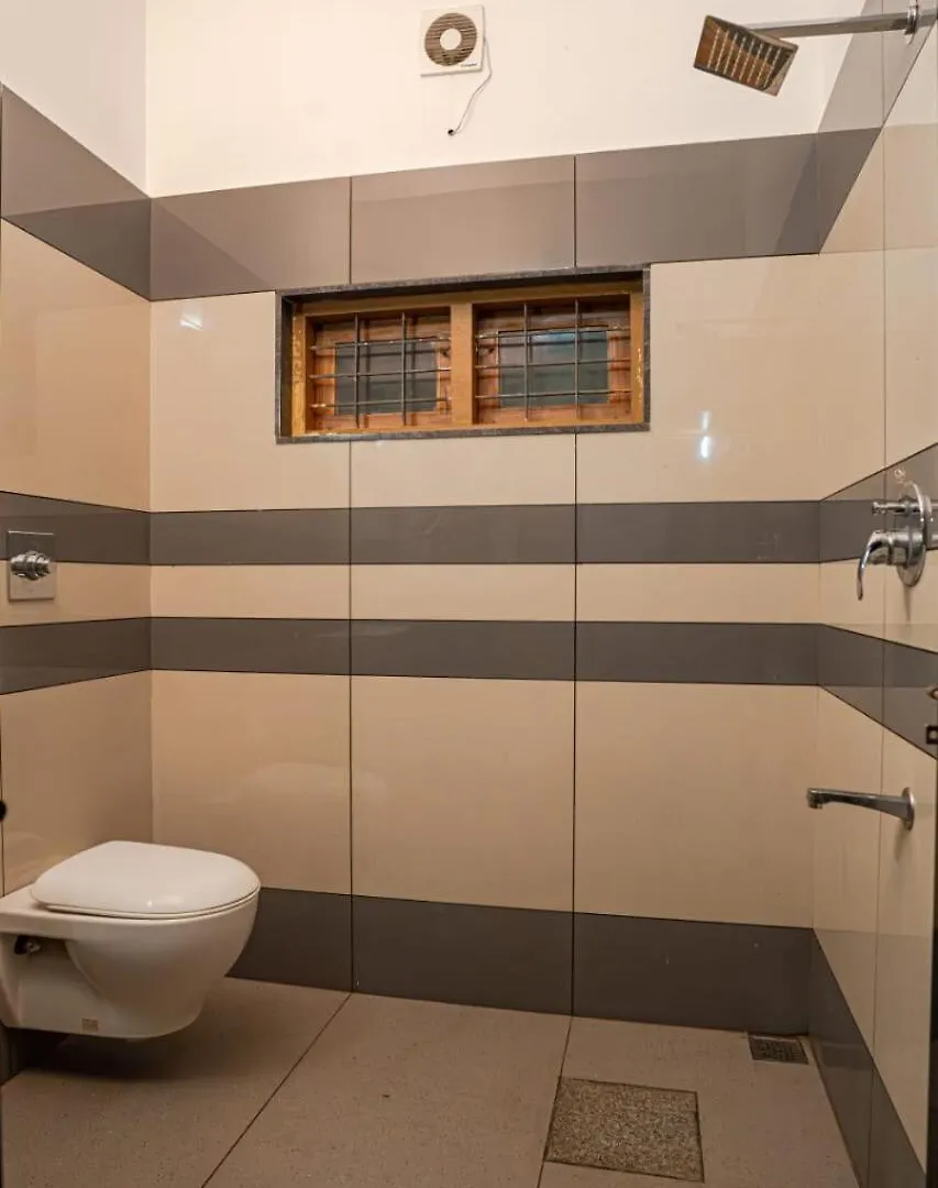 Yellow Leaves Home Stay- 3Bhk Luxury Villa Anaviratty 0*,  インド